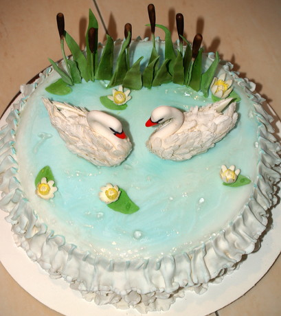 Торт с лебедями из фруктов