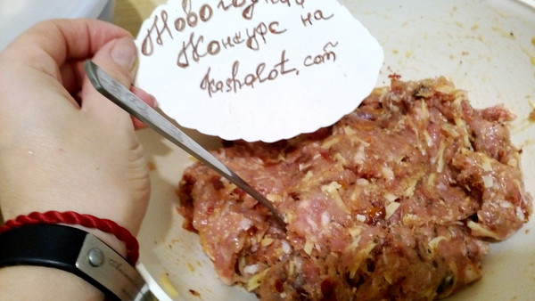 Видеорецепт: мясной рулет в слоеном тесте — sunnyhair.ru