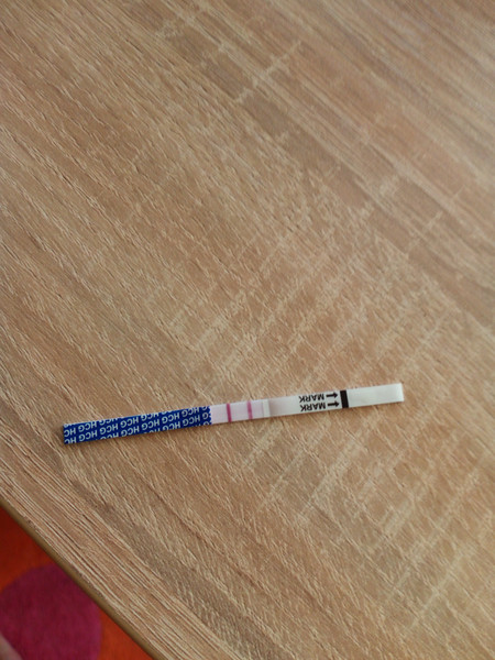 Фотография теста с двумя полосками на беременность